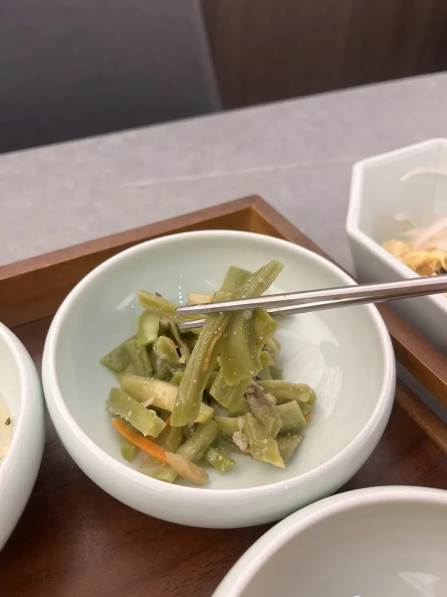 Plate of muk jelly and other side dishes