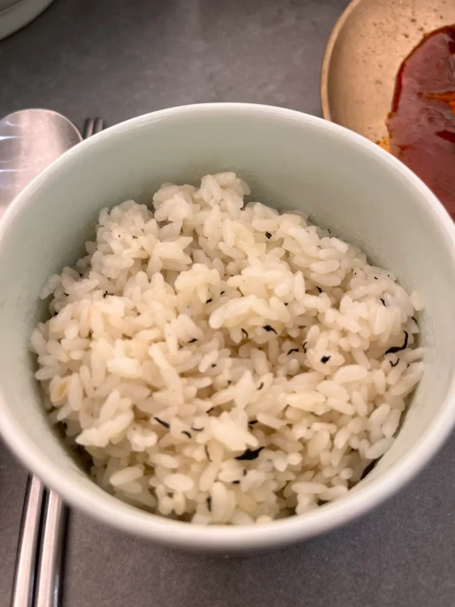 Bowl of hijiki rice served alongside