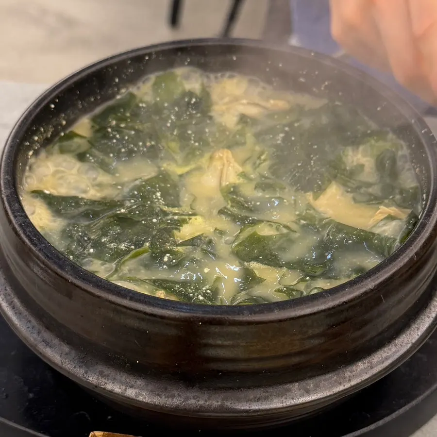 Boneless flounder seaweed soup and Tongyeong oyster seaweed soup in earthenware pots