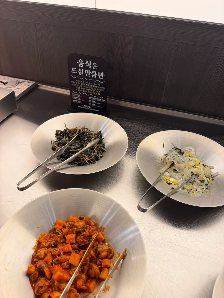 Refilled side dishes eaten alongside the seaweed soup