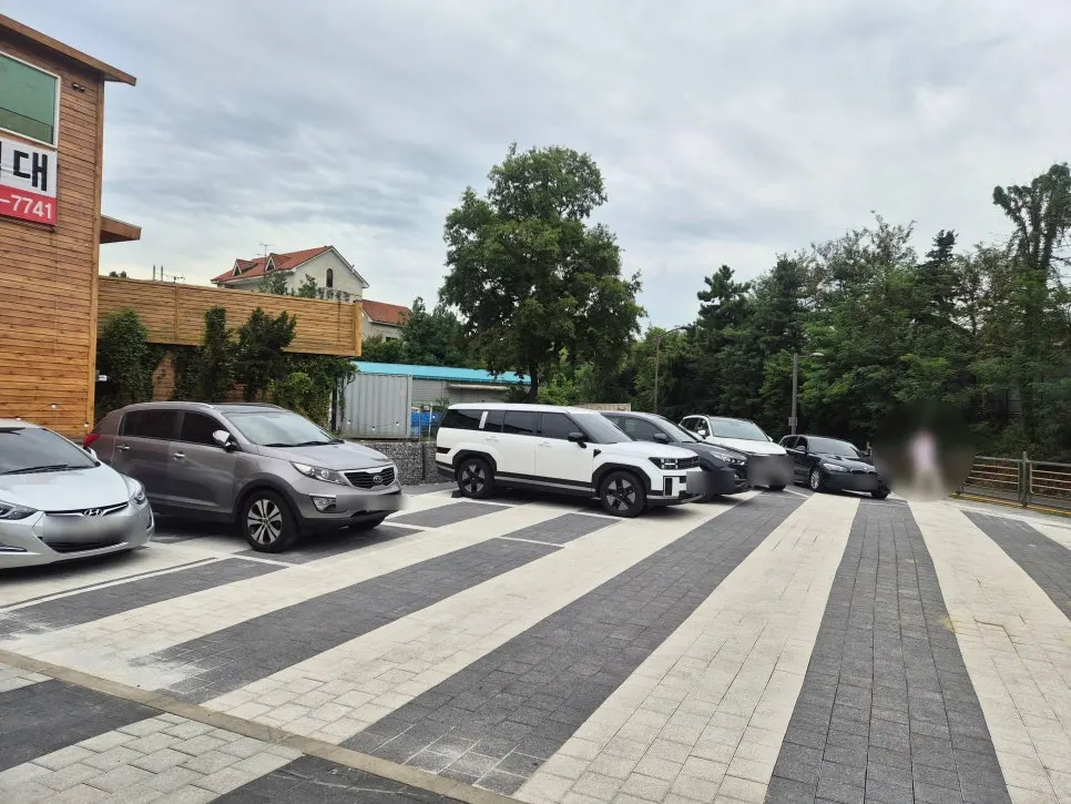 Spacious parking area in front of Haenon Miyeok Gwacheon Direct Branch