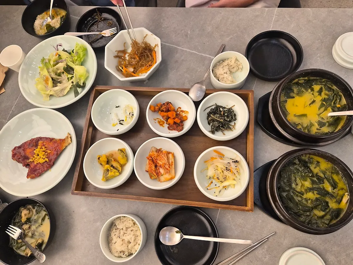 Full seaweed soup set meal at Haenon Miyeok with a child eating