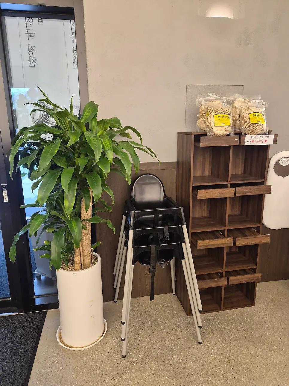 Table seating suitable for dining with a 4-year-old