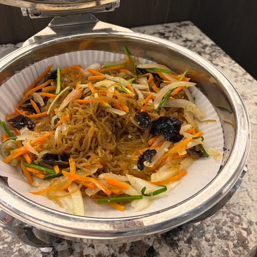 셀프바 가리비무침과 반찬 접시