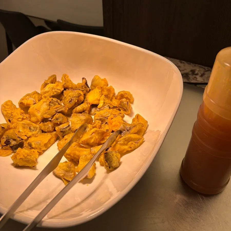 야채가 많이 들어간 잡채와 가지 탕수육