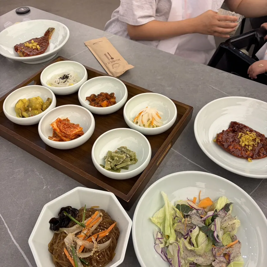 양념가자미가 포함된 정찬 반찬 세팅