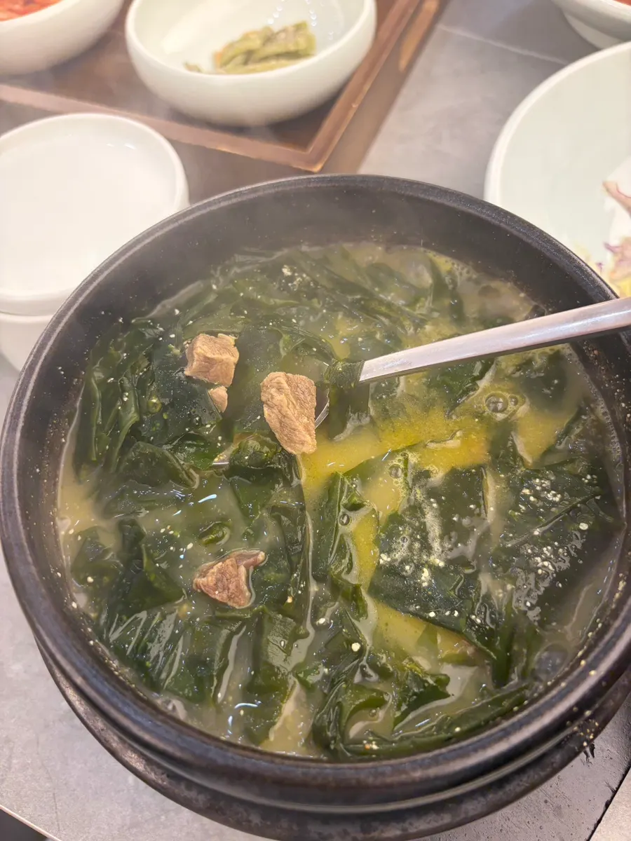뚝배기에 나온 소고기미역국