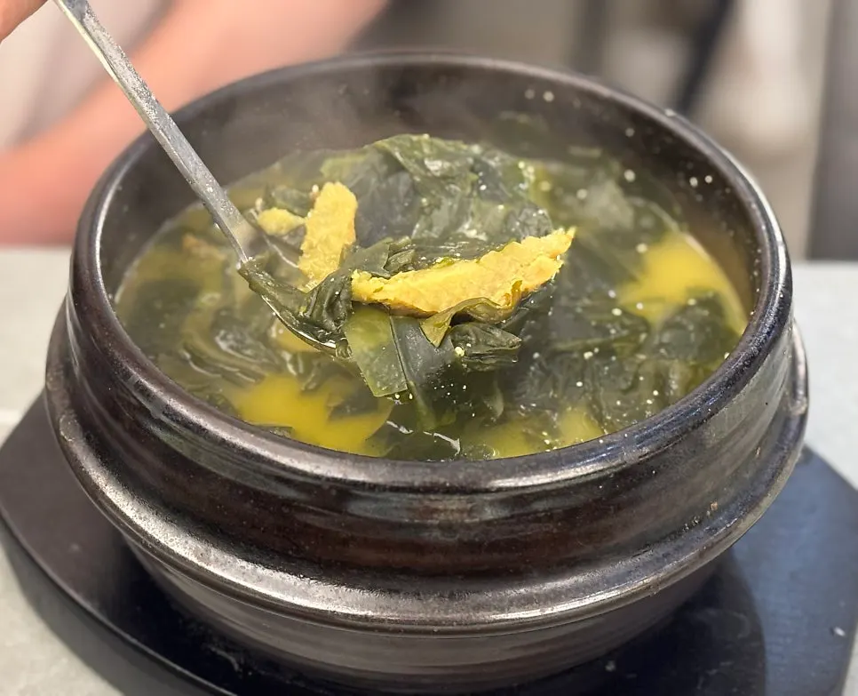 Broth full of dried pollack and seaweed