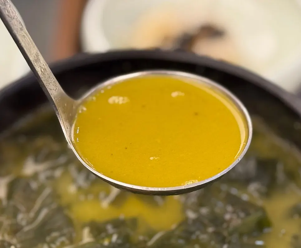 Softly cooked seaweed in rich broth
