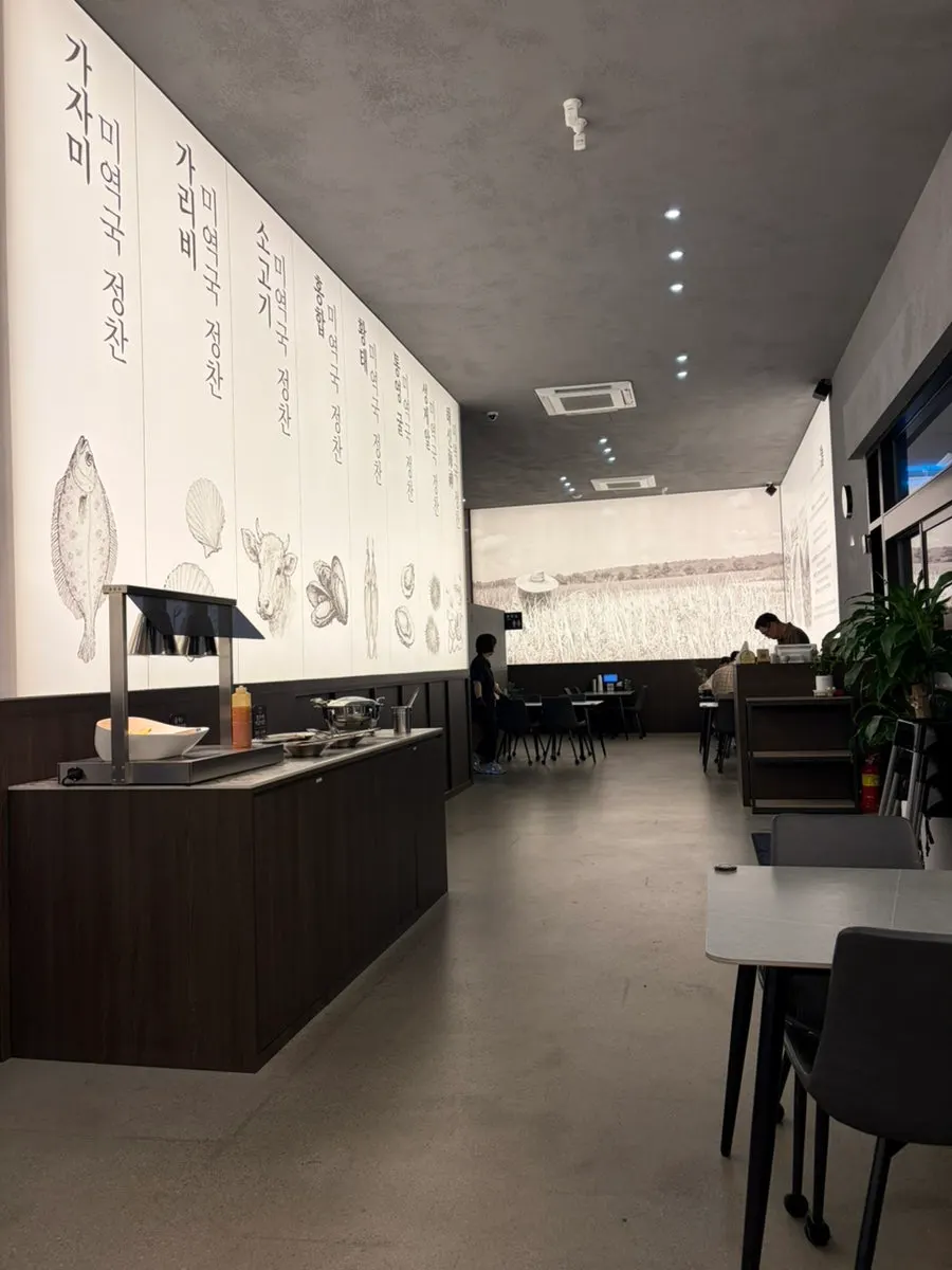깔끔하게 관리된 셀프바 주변