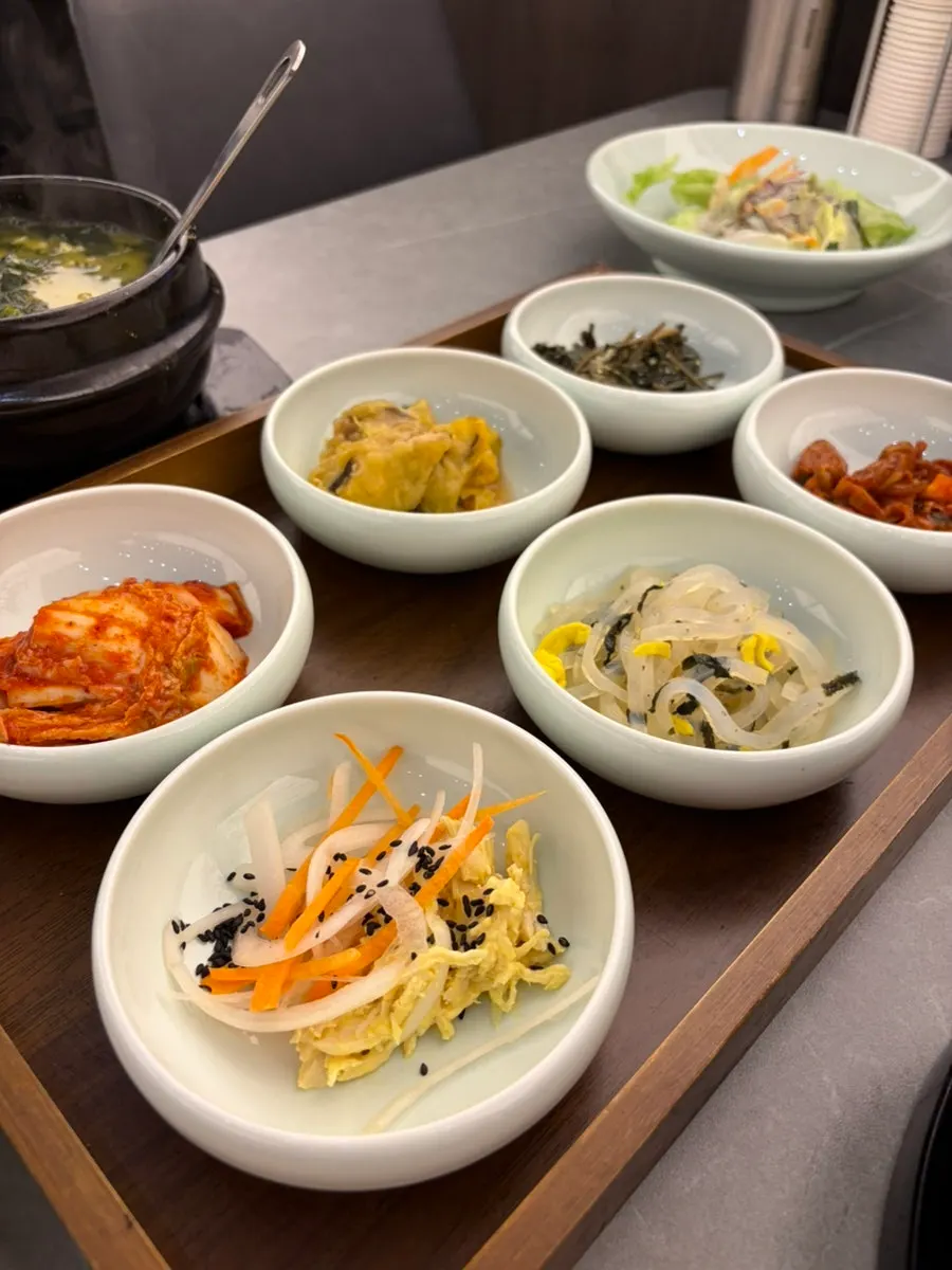 정갈하게 담긴 밑반찬 접시