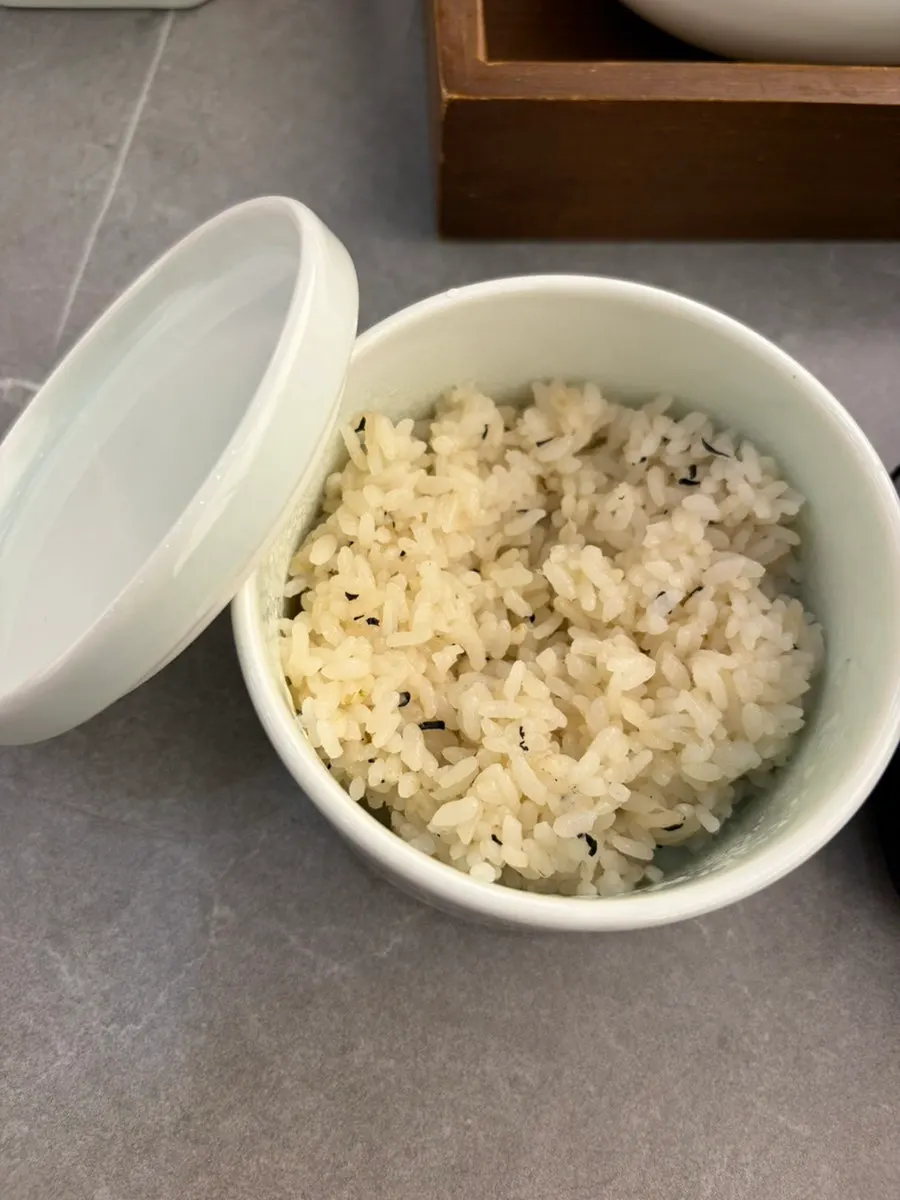 잡채 등 반찬이 차려진 푸짐한 상