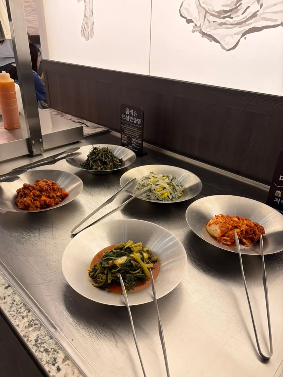 김치류가 준비된 매장 셀프바