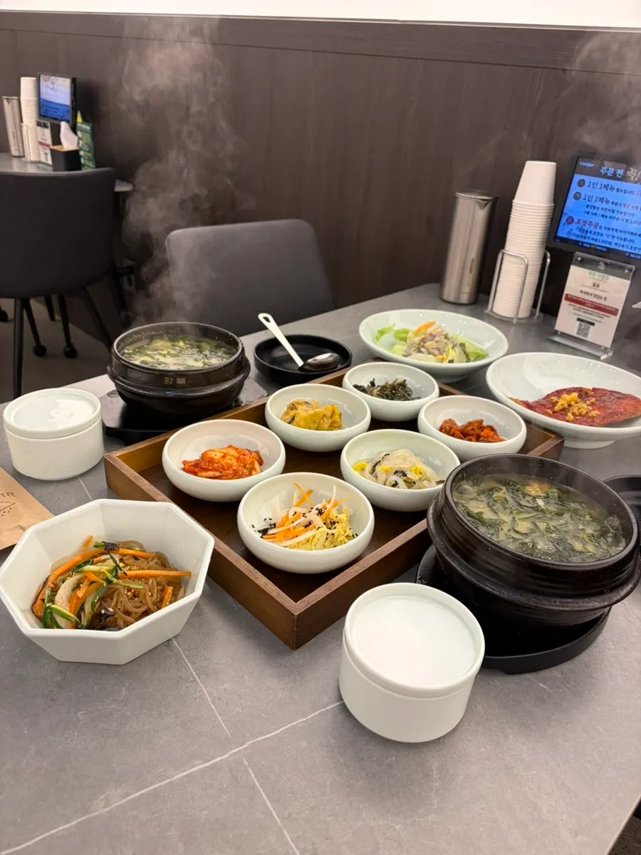 미역국과 반찬으로 채운 보양식 한 끼