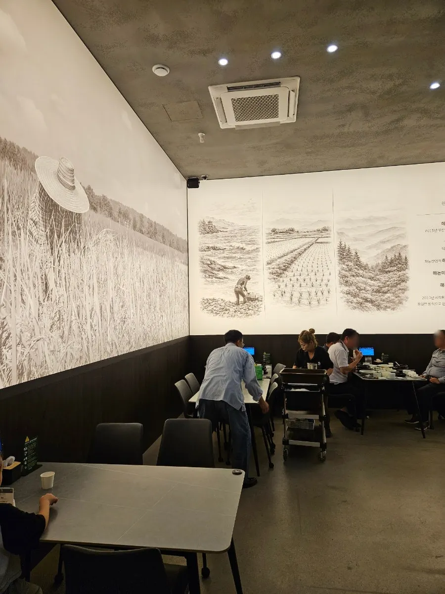 Restaurant scene while waiting at Haenon Miyeok Gwacheon Direct Branch