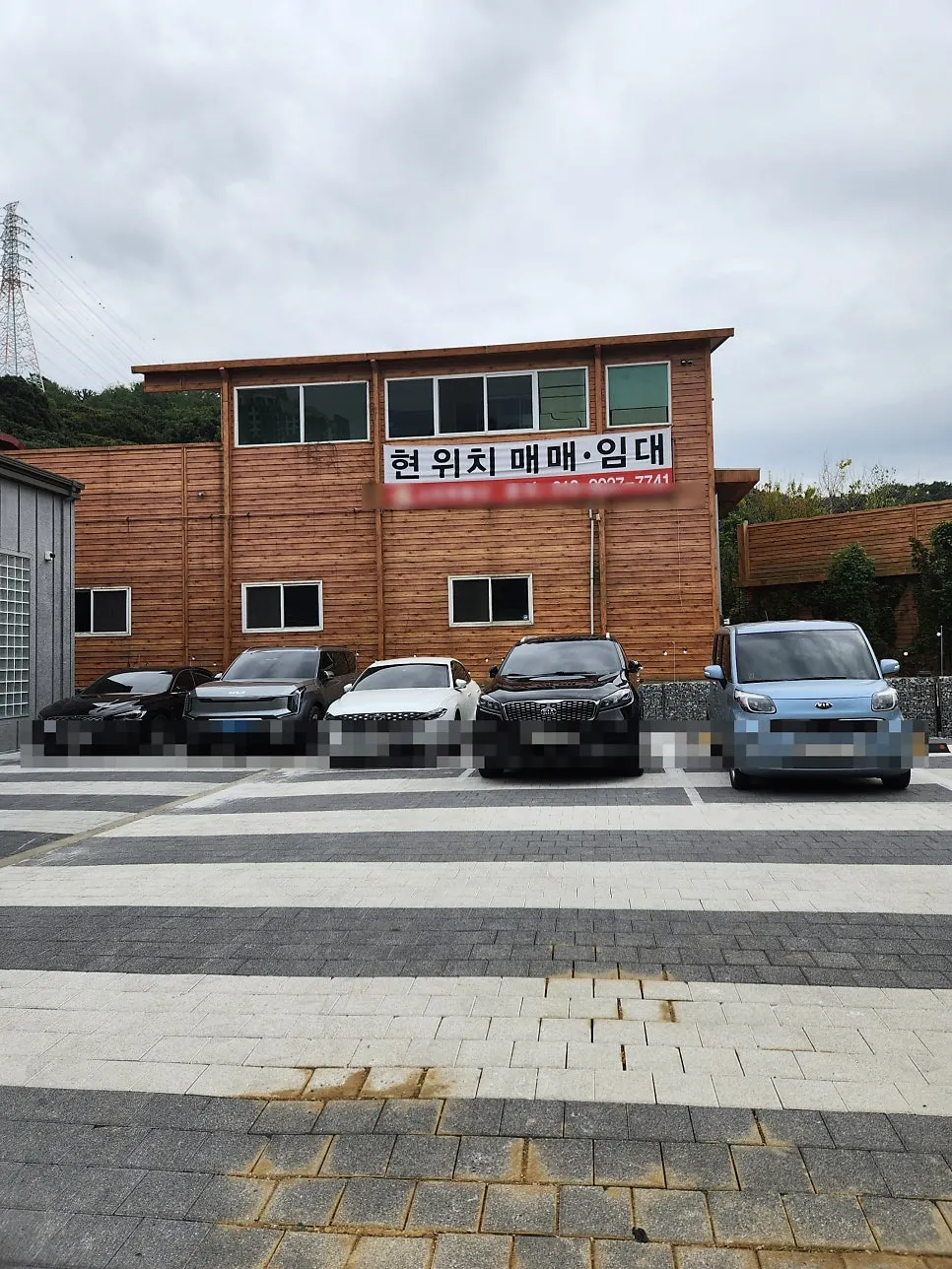 Path leading to the entrance of Haenon Miyeok Gwacheon Direct Branch