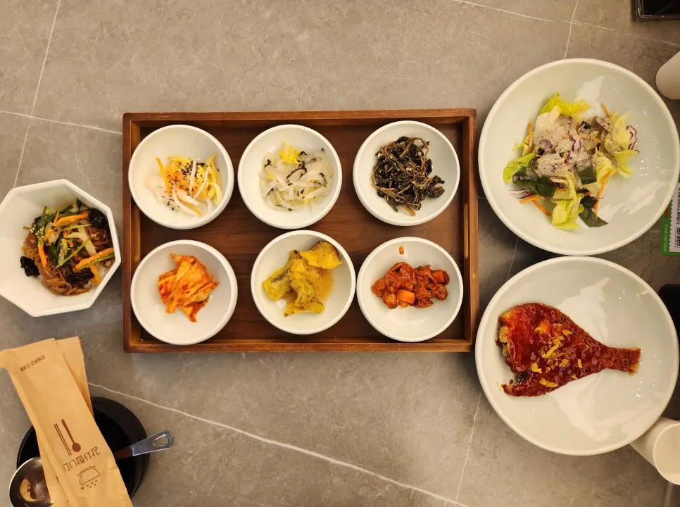 Table spread of Haenon Miyeok's six standard banchan