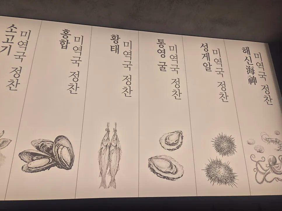입구 쪽 음식 리필 코너