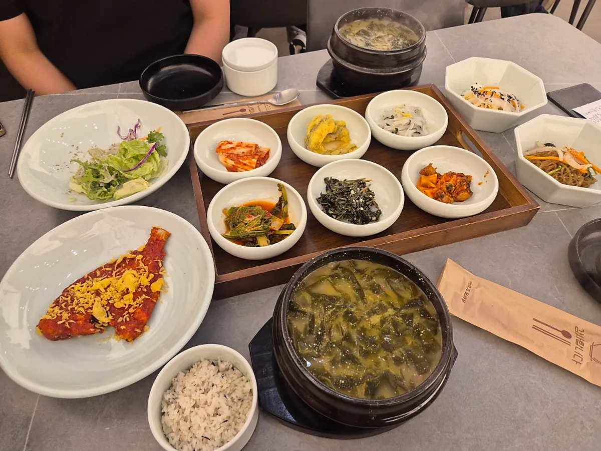 미역국 정찬 두 상 푸짐한 반찬 한상차림