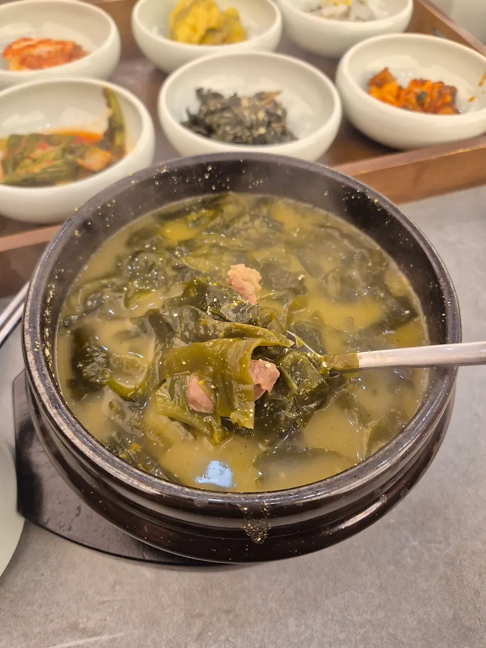 푹 끓인 소고기 미역국 한 그릇