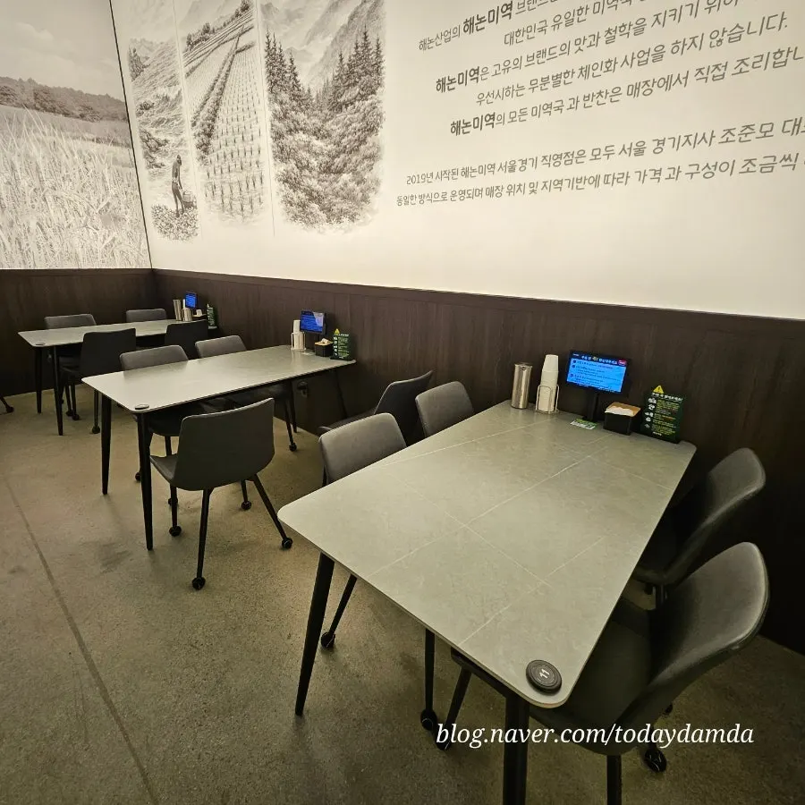차분한 조명과 여유로운 테이블 간격의 홀
