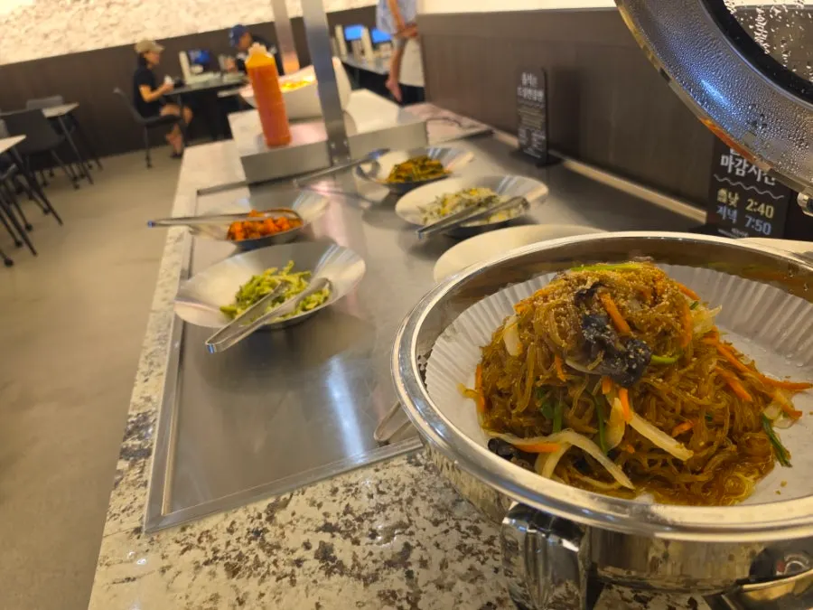 기본 반찬이 놓인 셀프바