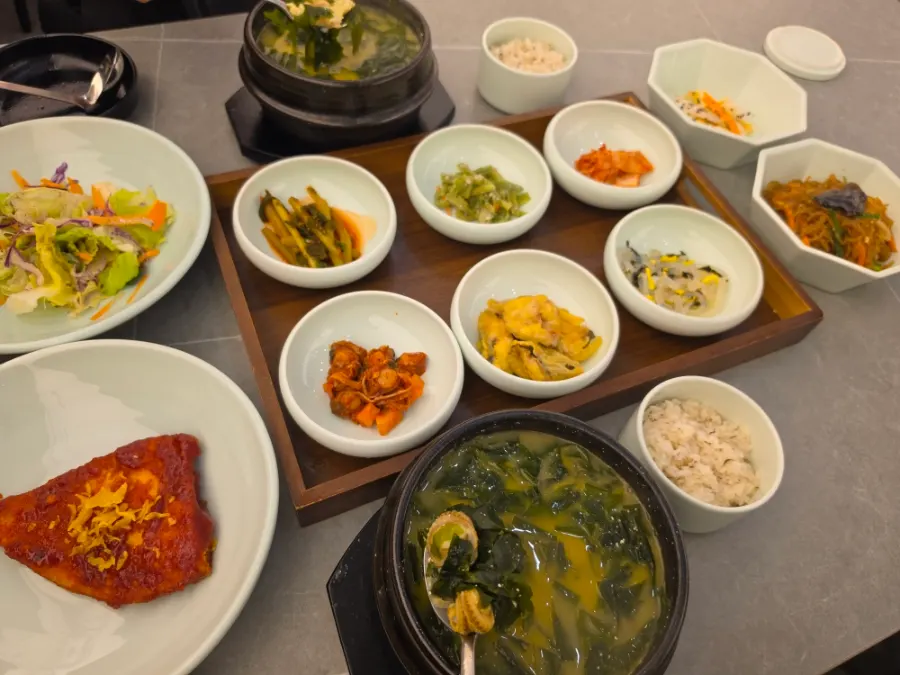 반찬이 함께 차려진 미역국 정찬 한상