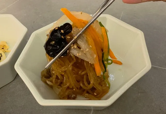 고소한 잡채 반찬 한 접시
