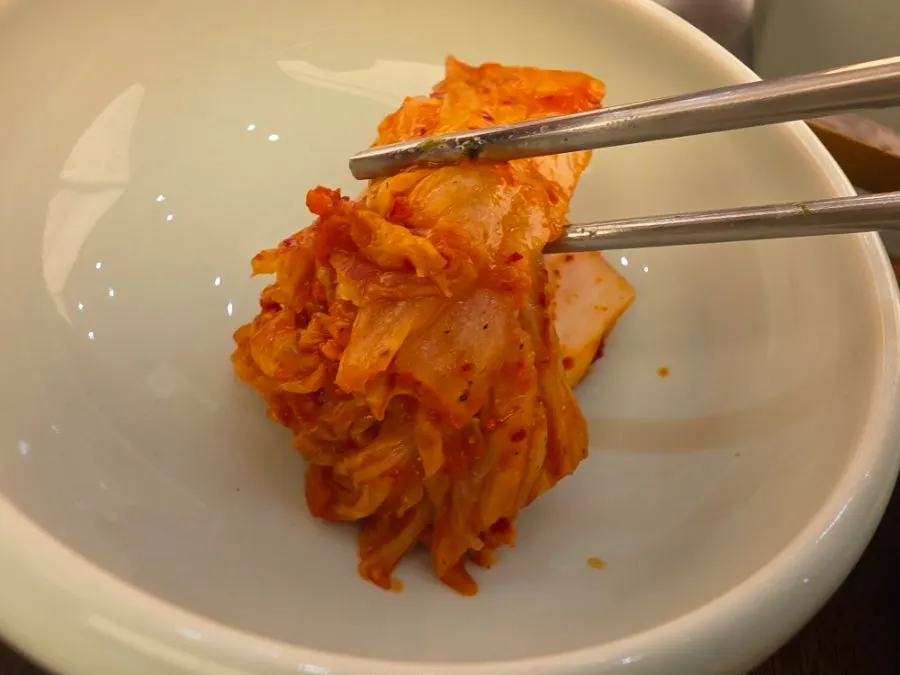 미역국과 곁들인 김치