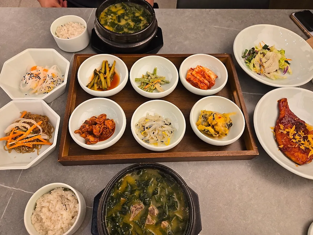 A full seaweed soup set meal