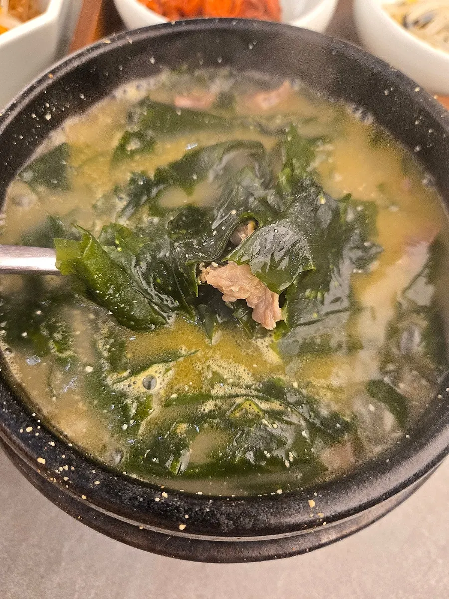 Seaweed soup with beef and seaweed