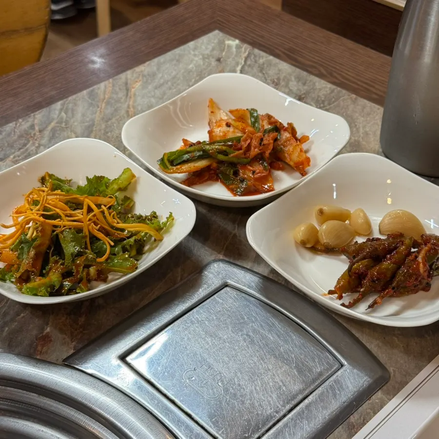 Kimchi made with cordyceps alongside other side dishes