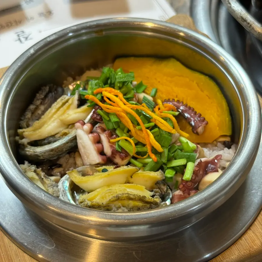 A full cauldron of abalone octopus cauldron rice