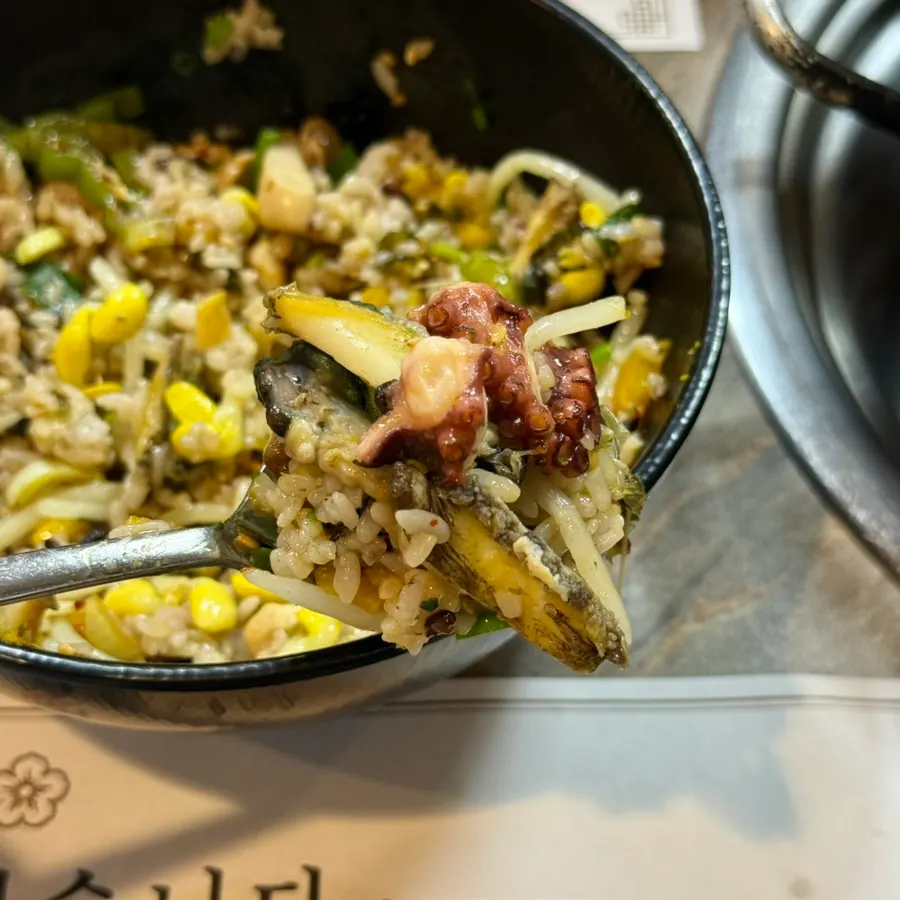 Cauldron rice mixed with bean sprouts and seaweed flakes