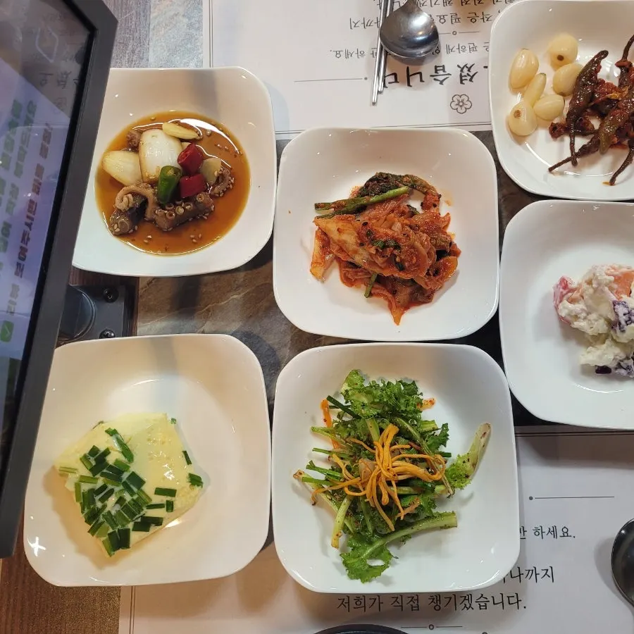 정갈하게 차린 해신탕 반찬