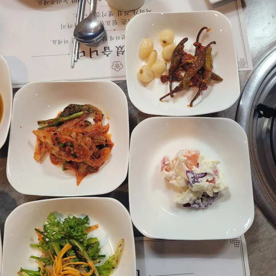 김치와 샐러드 등 밑반찬