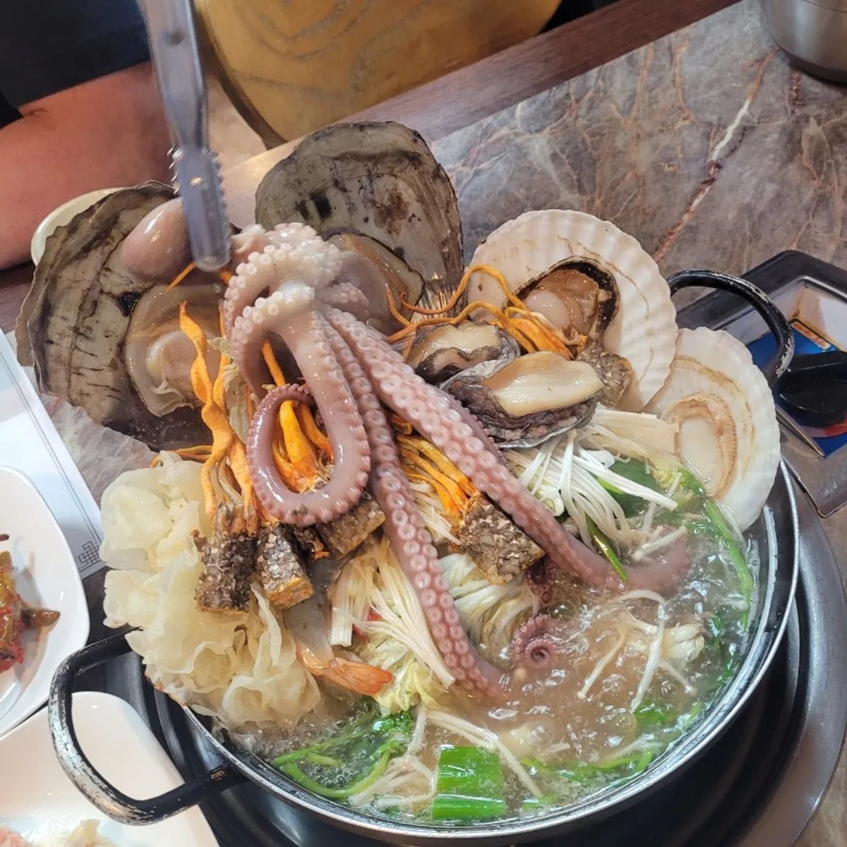 익어가는 낙지와 해신탕 국물