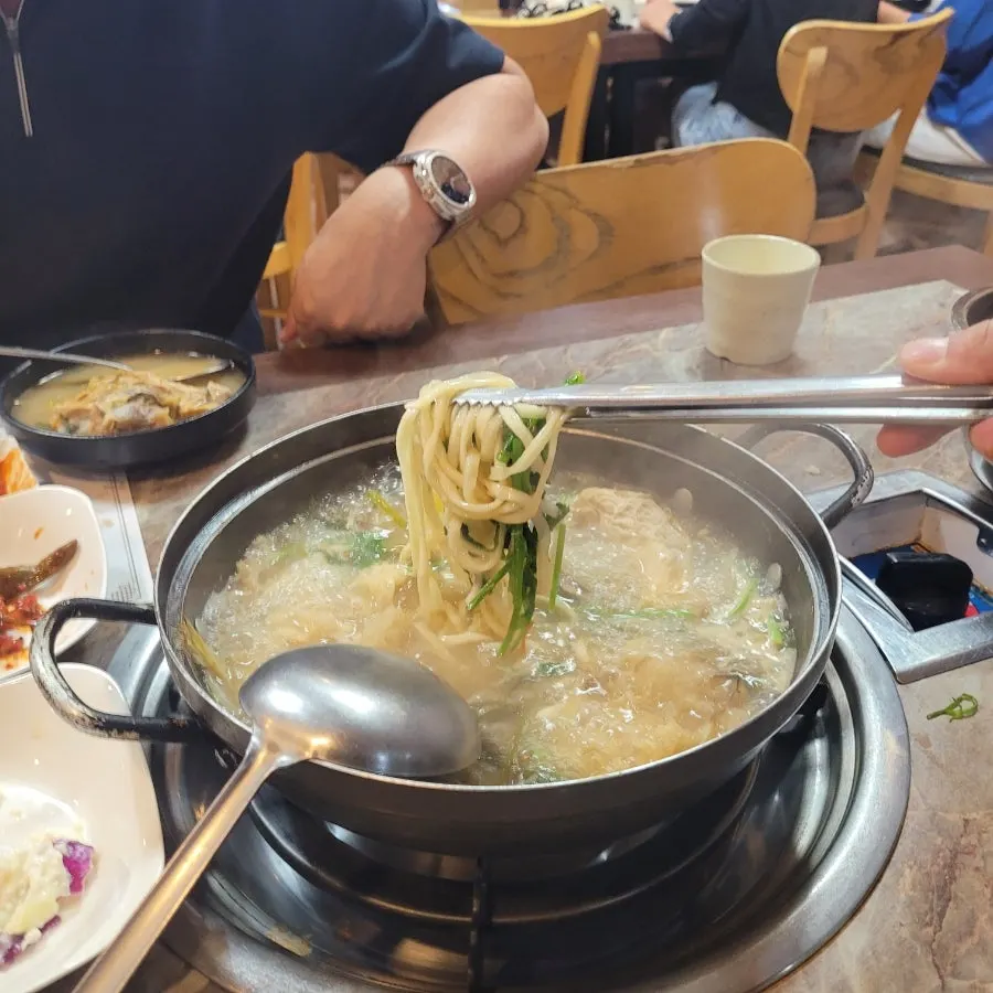 미나리 향 가득한 칼국수 사리
