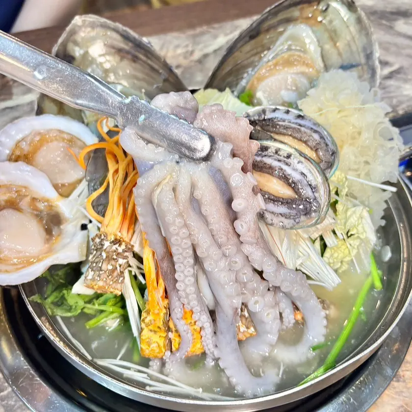 Full table setting of the samgye-dak nakji haesintang for two