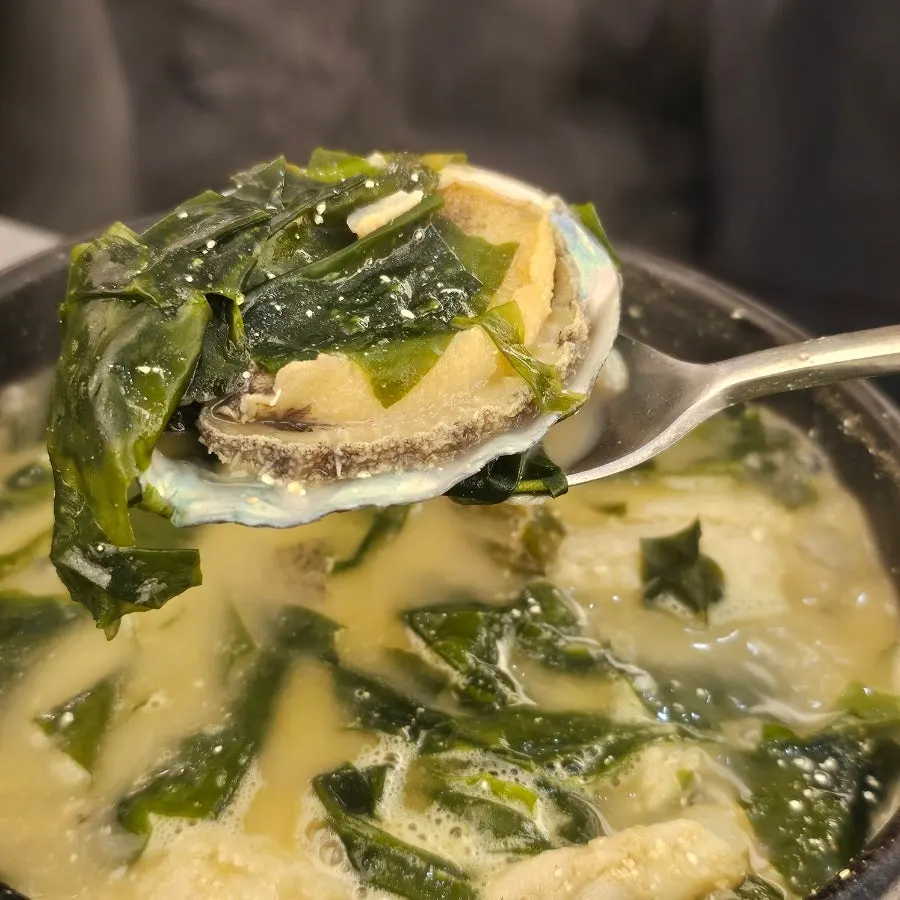 Tender flounder meat in seaweed soup