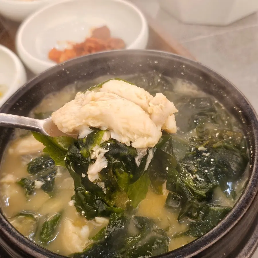 Deeply brewed flounder seaweed soup