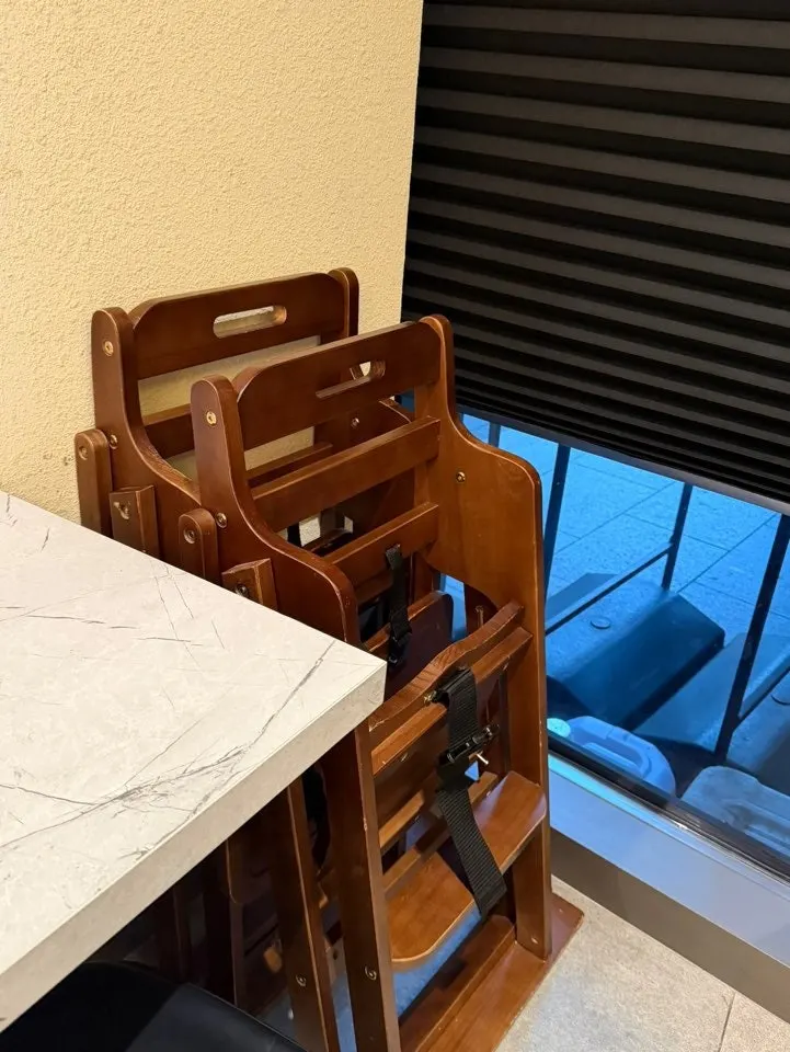 Deomalgeum seating with private rooms and group tables