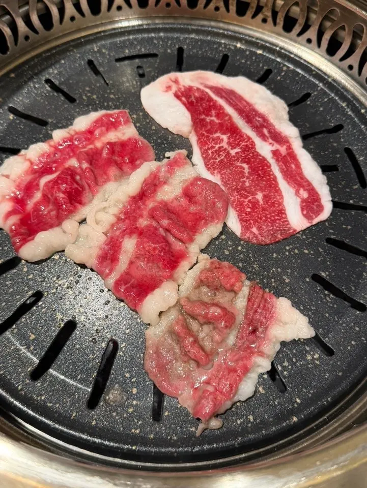 Hanwoo self-grilling on the tabletop grill