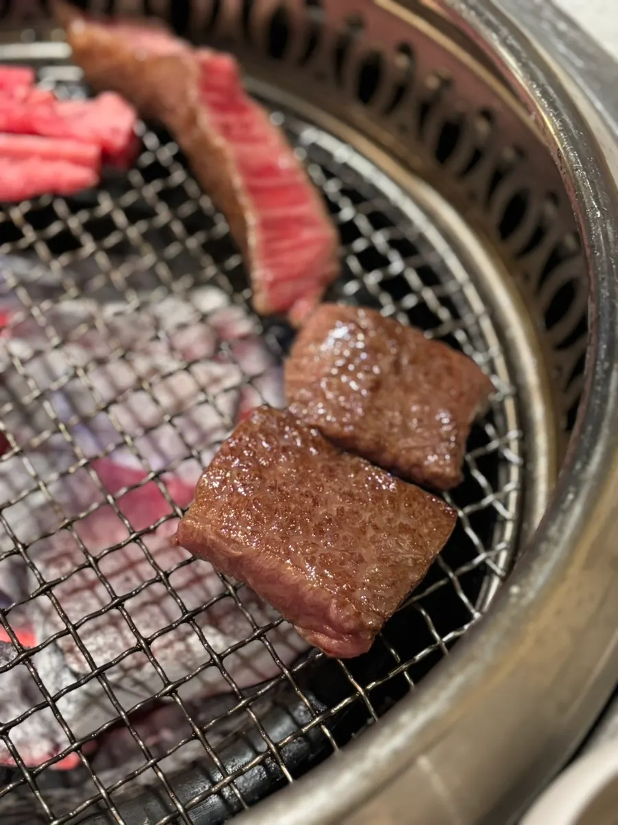 불판에 구워지는 한우 등심