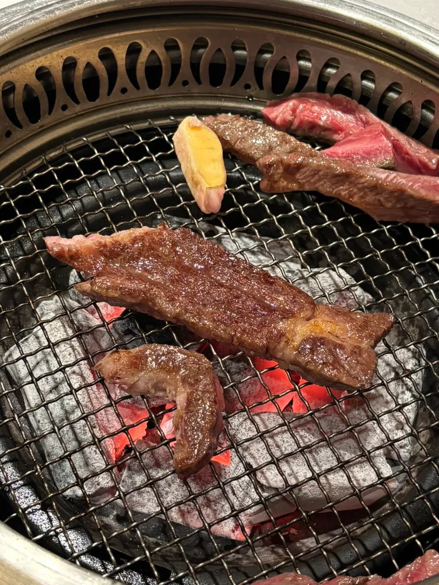 소금에 찍어 먹은 한우 새우살