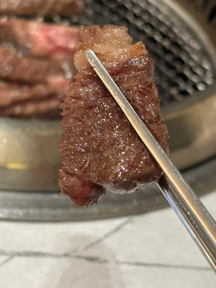 쫄깃하게 구워진 한우 갈비살