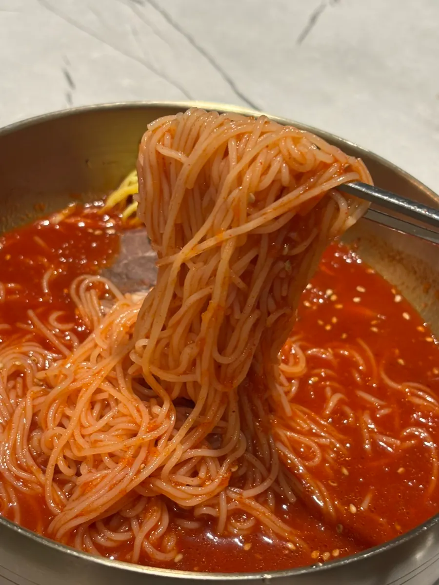 양념이 배어 있는 비빔국수 면발
