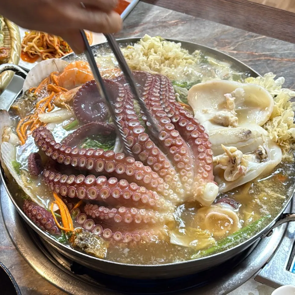 Blood octopus and native chicken haesintang
