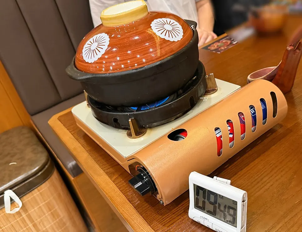 타이머와 함께 상에 오른 곱창전골 냄비