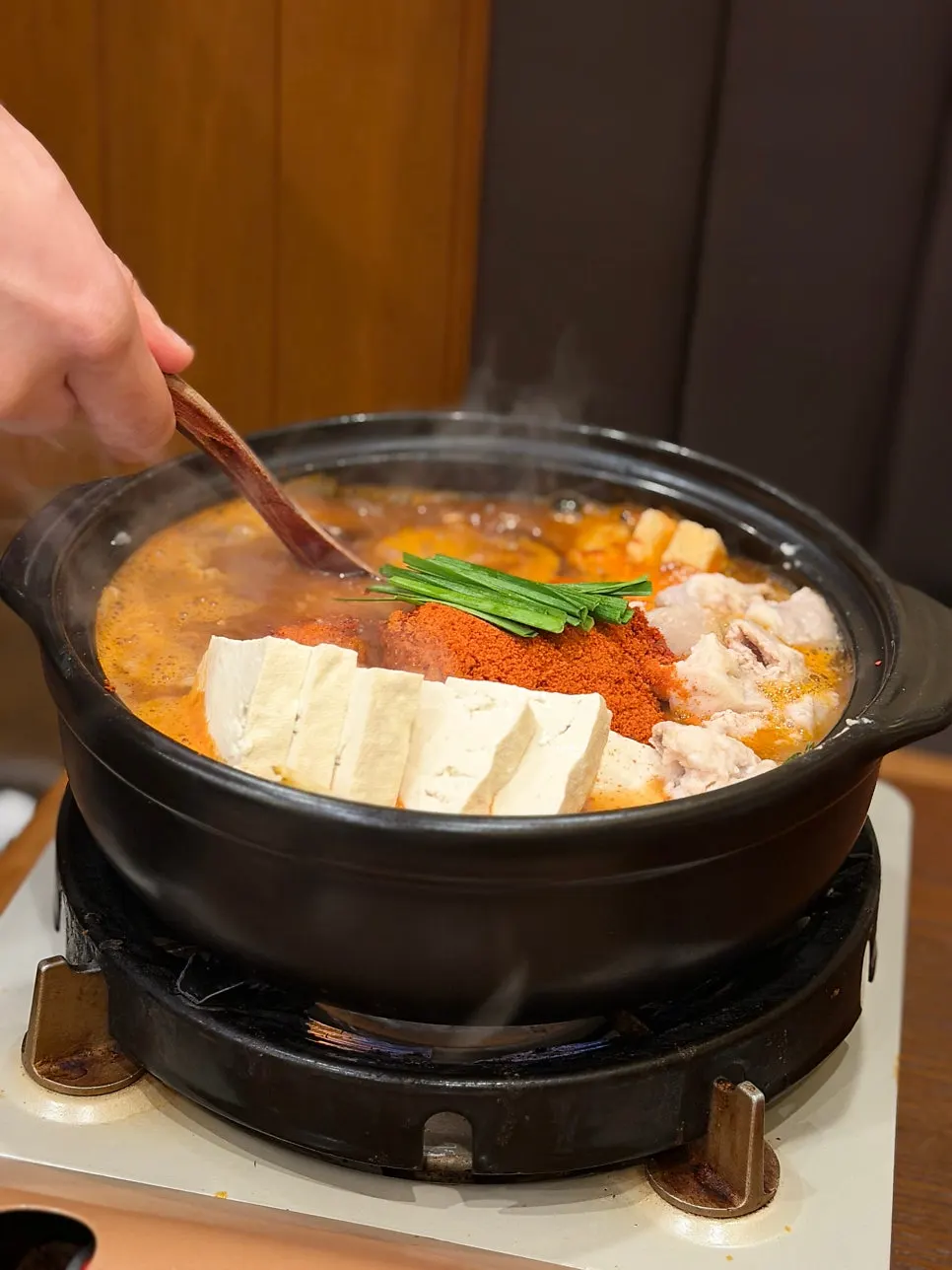 두부와 유부, 부추가 올라간 곱창전골